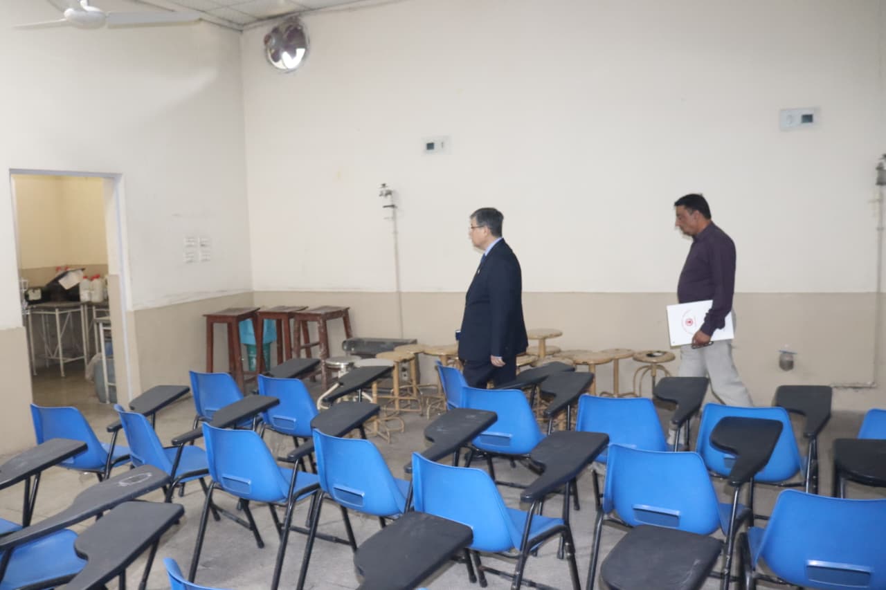 Vice Chancellor Reviews Teaching Areas of Anatomy Department
